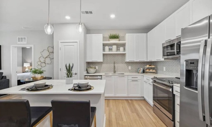 Southside House | 2 bedroom 2 bathroom 7 to 10 miles from the beach, sports arena and downtown