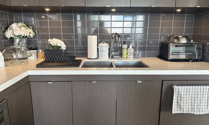 Bloor-Yorkville Condo | 2-bedroom, 2-bathroom condo in stylish Yorkville. Parking & in-suite laundry Inc