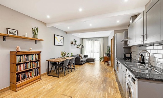 Dalgarno Apartment | 2 Bedroom 2 Bathroom Flat in London