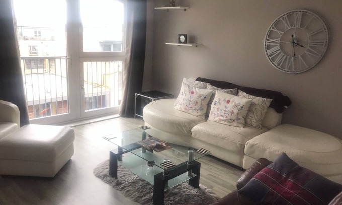 Pollokshields Apartment | 2 bedroom 2 bathroom penthouse apartment with onsite secure parking