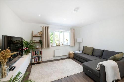 Reigate Apartment | 2 Bedroom 2 Bathrooms Parking Electric Charger Juliet Balcony Close to Reigate Station Centre - 2230