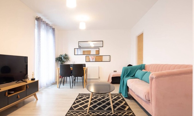 Cambridge Apartment | 2 bedroom 2 ensuite sleeps 4, with parking and garden. New build spacious home