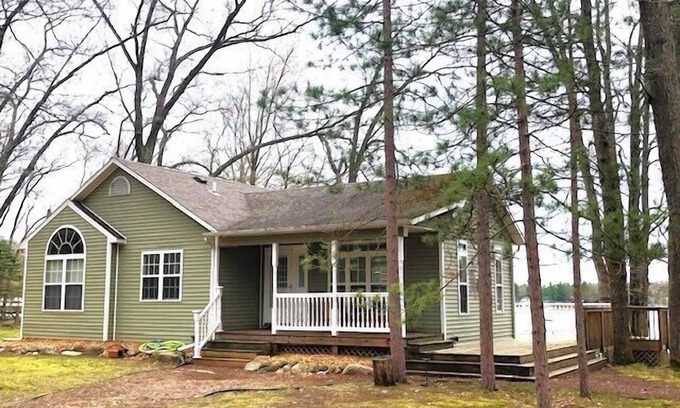 Baldwin House | 2 Bedroom, 3 Bath home on the bayou of desirable Big Star Lake! Sleeps 8