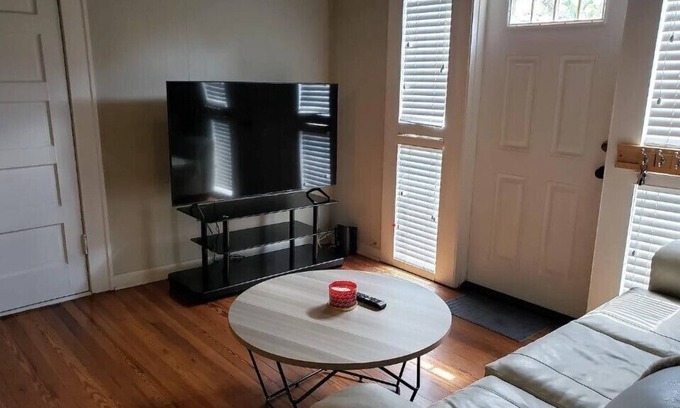 Hyde Park Apartment | 2 Bedroom (623418) by Houzlet