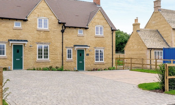 Ampney Crucis Cottage | 2 bedroom accommodation in Poulton, near Cirencester