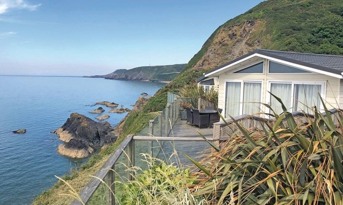 Tan-y-groes Ski Chalet | 2 bedroom accommodation in Tresaith Beach, Cardigan, Ceredigion