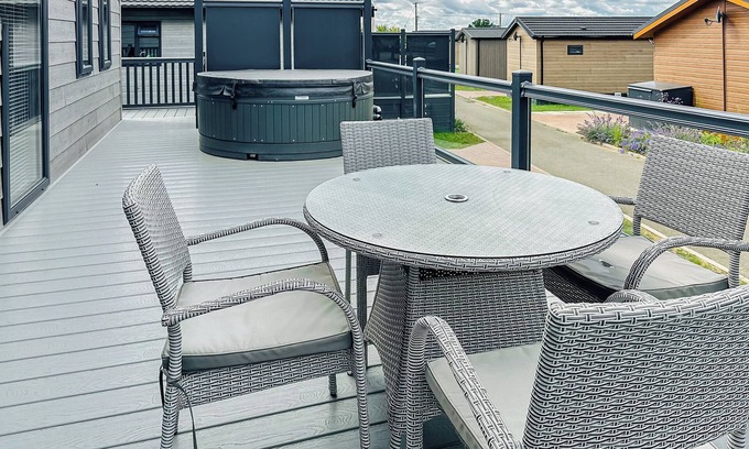 Bredons Hardwick Ski Chalet | 2 bedroom accommodation in Tewkesbury