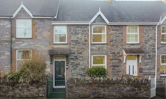 Caernarfon Cottage | 2 bedroom accommodation in Nantlle, near Beddgelert