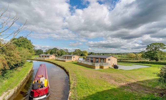 Ellesmere Ski Chalet | 2 bedroom accommodation in Tetchill