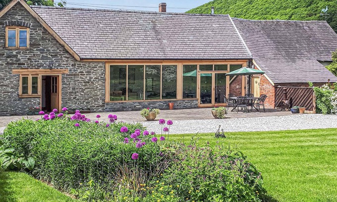 Bucknell Cottage | 2 bedroom accommodation in Chapel Lawn, near Bucknell