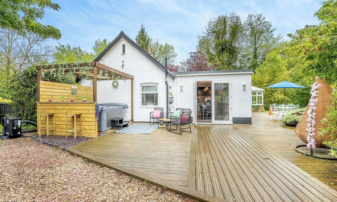 Skegness Cottage | 2 bedroom accommodation in Bratoft, near Burgh-le-Marsh