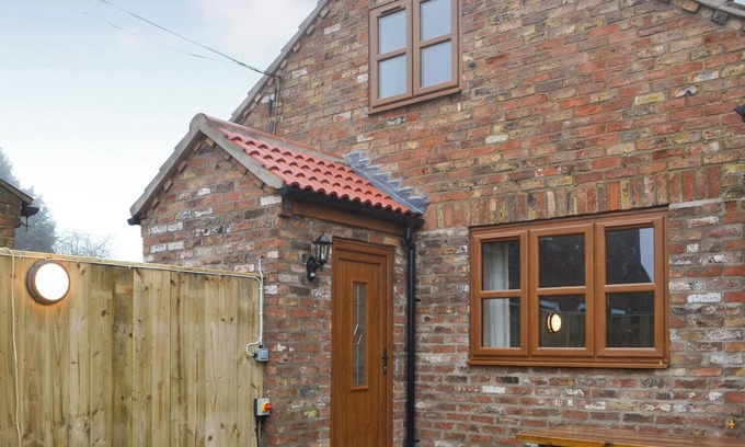 Arnold Cottage | 2 bedroom accommodation in Baswick, near Driffield