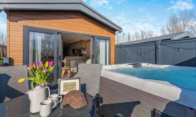 Arnold Ski Chalet | 2 bedroom accommodation in Skirlaugh, Nr Hull