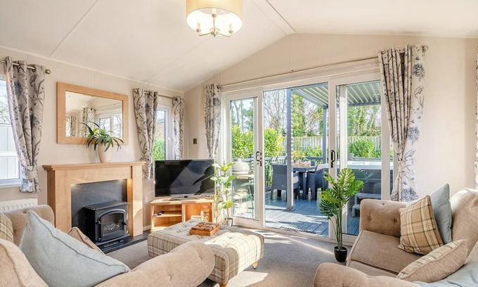 Arnold Ski Chalet | 2 bedroom accommodation in Skirlaugh, Nr Hull