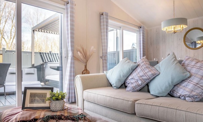 Arnold Ski Chalet | 2 bedroom accommodation in Skirlaugh, Nr Hull