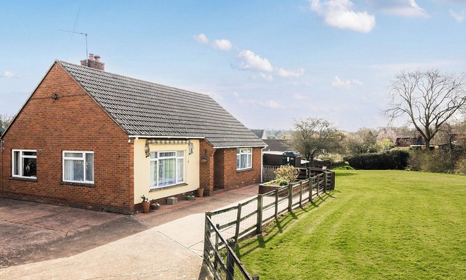 Woodbury Apartment | 2 bedroom accommodation in Woodbury Salterton, near Exmouth