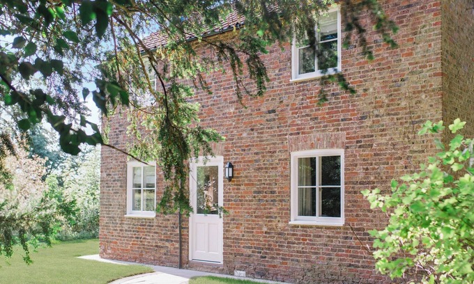 Saltmarshe Cottage | 2 bedroom accommodation in Saltmarshe, near Goole