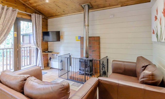 Edwinstowe Cabin | 2 bedroom accommodation in Sherwood Forest, Rufford