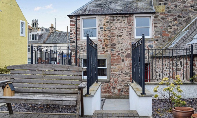 Abernethy Cottage | 2 bedroom accommodation in Abernethy, Perth