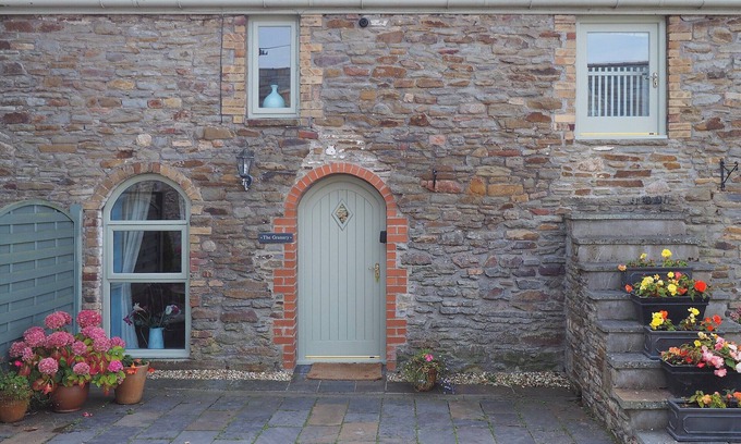 Llanrhidian Higher Cottage | 2 bedroom accommodation in Three Crosses, Gower, Swansea