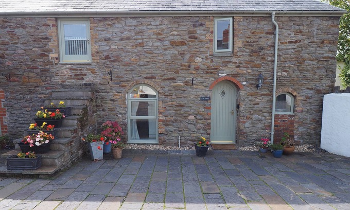 Llanrhidian Higher Cottage | 2 bedroom accommodation in Three Crosses, Gower, Swansea