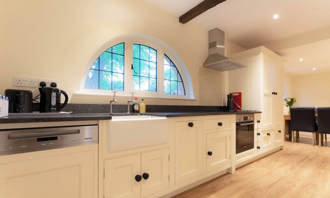 Woking Cottage | 2 bedroom accommodation in Ockham, near Guildford