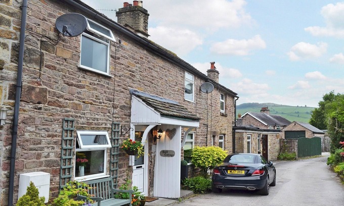 Combs Cottage | 2 bedroom accommodation in Chapel-en-le-Frith, near Buxton