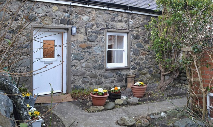 Dinas Cottage | 2 bedroom accommodation in Aberdesach, near Caernarfon