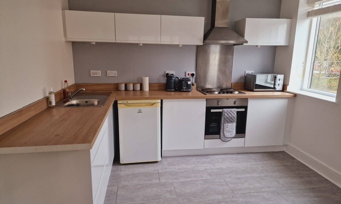 High Wycombe Apartment | 2 bedroom apartment with own parking close to Heathrow airport