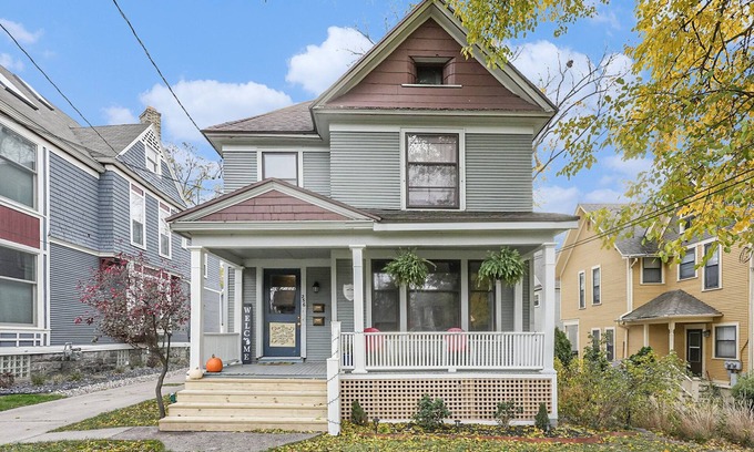 Grand Rapids Apartment | 2 Bedroom Apartment 1st floor in historic district near downtown Grand Rapids!