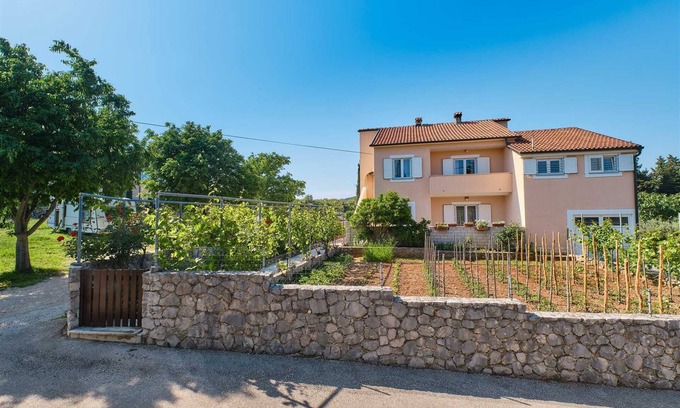 Nerezine Apartment | 2-Bedroom Apartment, 5-Guest Capacity with Private Parking