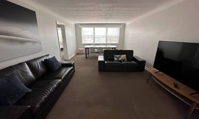 Burlington Apartment | 2 Bedroom Apartment steps to downtown Burlington and waterfront.