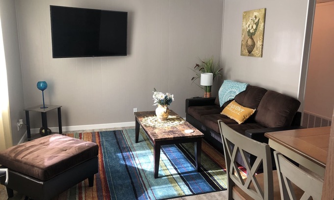 Phillips Apartment | 2 Bedroom Apartment Close to the Action