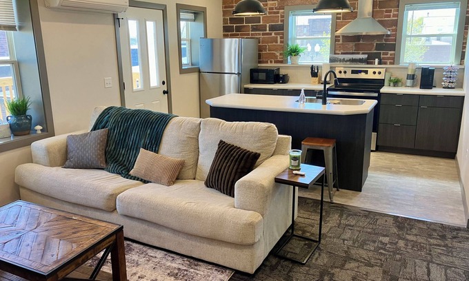 Marshall Apartment | 2 Bedroom Apartment - Downtown