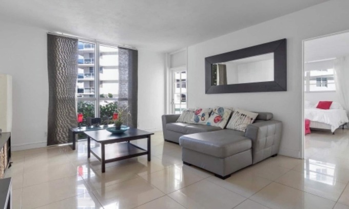 Hollywood South Central Beach Apartment | 2-bedroom apartment in fabulous Hollywood with AC