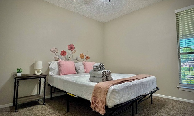 Sherman Apartment | 2-bedroom apartment in enchanting Sherman with AC, WiFi