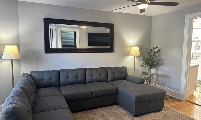 North Center Apartment | 2-bedroom apartment just 2 minutes drive to Wrigley Field