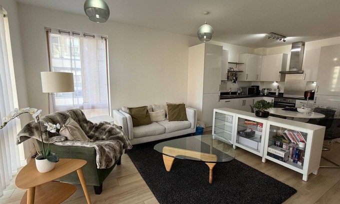 Haselbury Apartment | 2-bedroom apartment near Canning Town Station E16 1GW London