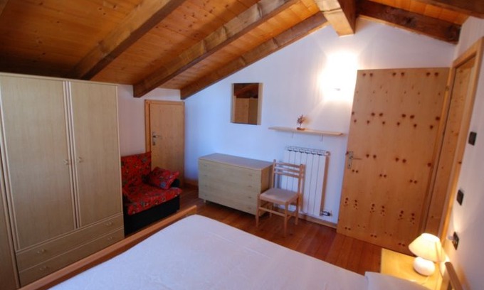 Almazzago Apartment | 2 bedroom Apartment, sleeps 7 in Commezzadura with WiFi