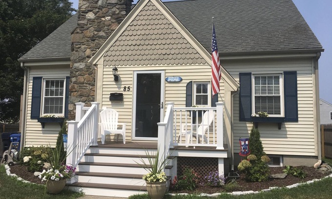 Newport East Apartment | 2 bedroom apartment on the first floor near Navy Base,downtown Newport and beach