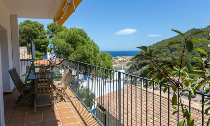 Sa Tuna Apartment | 2 bedroom apartment with sea views & terrace, 2 minutes walking to Sa Tuna in Begur (H44)