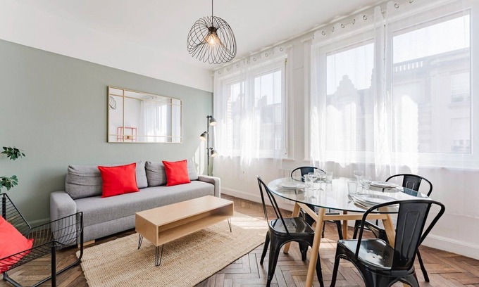 Lille Centre Ville Apartment | 2 bedroom apartment with parking, near metro