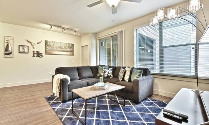 Knox - Henderson Apartment | 2 Bedroom Apt with Parking Long term stay allowed