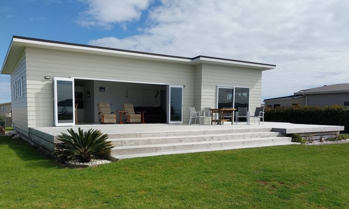 Karkari Peninsula House | 2 Bedroom Bach With Sea Views, a 5 minute walk to beach.
