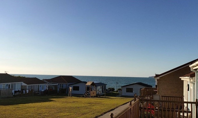Westleigh House | 2 Bedroom beach cottage with Sea Views. 2 minutes to Westward Ho! Promenade.