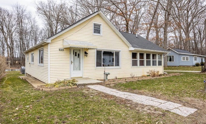 Horton House | 2 bedroom bedroom 1 bath by the lake.