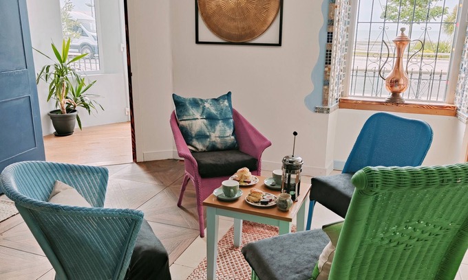 Newcastle Apartment | 2 bedroom boutique art apartment with sea views