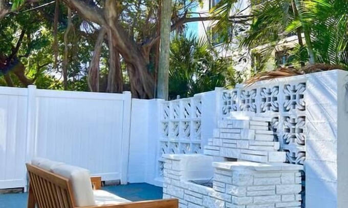 Lauderdale Beach House | 2 Bedroom Bungalow Home - 2 Minute Walk To Beach