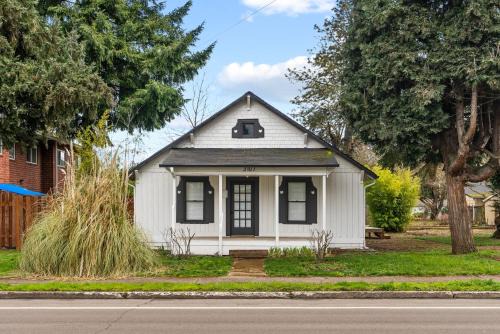 Vancouver House | 2-Bedroom Bungaloo nestled close to Urban Centers