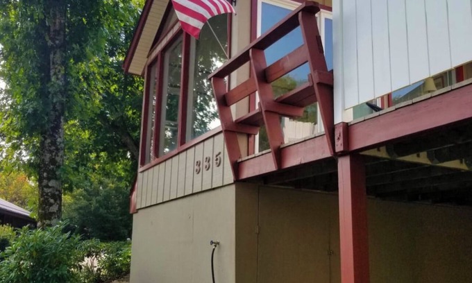 Pineola Cabin | 2 bedroom cabin in Linville Land Harbor- close to Beech and Sugar Mtn.!